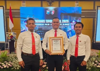 Penyerahan penghargaan peringkat I Penyelamatan Kerugian Uang Negara. Foto: Dok. Polres Batu