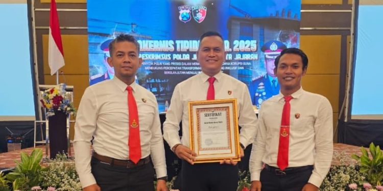 Penyerahan penghargaan peringkat I Penyelamatan Kerugian Uang Negara. Foto: Dok. Polres Batu