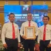 Penyerahan penghargaan peringkat I Penyelamatan Kerugian Uang Negara. Foto: Dok. Polres Batu