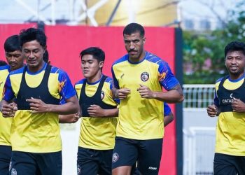 Duel sengit Malut United vs Arema FC tersaji di pekan ke-14 BRI Super League 2025/2026, Sabtu (29/11/2025). /Foto: Tangkapan layar Instagram @aremafcofficial.