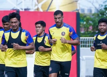 Duel sengit Malut United vs Arema FC tersaji di pekan ke-14 BRI Super League 2025/2026, Sabtu (29/11/2025). /Foto: Tangkapan layar Instagram @aremafcofficial.