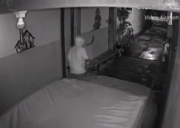 Rekaman CCTV memperlihatkan pencuri bersenjata di Karangploso. Foto: dok. Warga