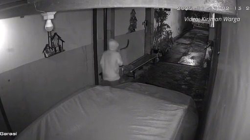 Rekaman CCTV memperlihatkan pencuri bersenjata di Karangploso. Foto: dok. Warga