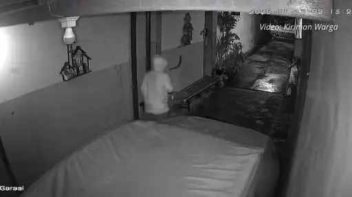 Rekaman CCTV memperlihatkan pencuri bersenjata di Karangploso. Foto: dok. Warga