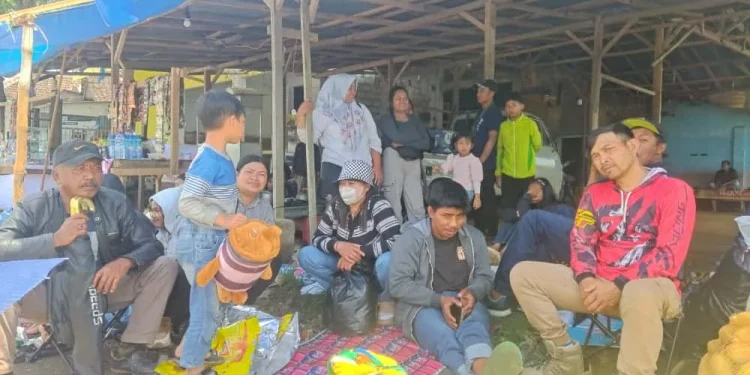 Julaikah bersama keluarga di acara Pesona Gondanglegi 2025. /Foto. Muhammad Jazuli.