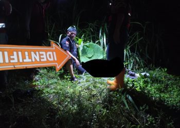Petugas melakukan oleh TKP di lokasi penemuan mahasiswa tewas di bawah jembatan Suhat Kota Malang.  (Foto/ist)