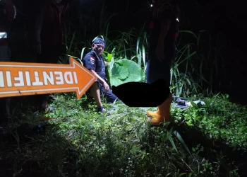 Petugas melakukan oleh TKP di lokasi penemuan mahasiswa tewas di bawah jembatan Suhat Kota Malang.  (Foto/ist)