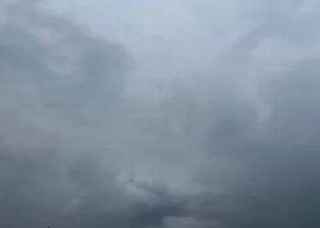 Prakiraan cuaca Malang hari Sabtu 1 November 2025 yang diperkirakan dalam kondisi bervariasi mulai dari berawan, udara kabur, dan hujan ringan di beberapa wilayah. /Foto: Tugumalang.id/Bagus Rachmad Saputra