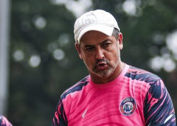 Pelatih Arema FC, Marcos Santos siapkan opsi lain pengganti Dalberto yang kemungkinan absen melawan Persija Jakarta. /Foto: Instagram @aremafcofficial.