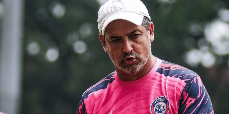 Pelatih Arema FC, Marcos Santos siapkan opsi lain pengganti Dalberto yang kemungkinan absen melawan Persija Jakarta. /Foto: Instagram @aremafcofficial.
