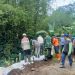 Plengsengan ambrol, petugas dan warga bekerja bakti membuat penahan jalan sementara. Foto: BPBD Kabupaten Malang