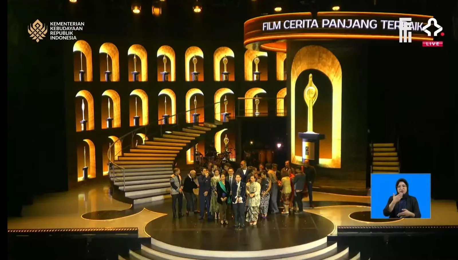 Kru dan pemeran film Pangku usai menerima penghargaan Piala Citra di FFI 2025. Foto: Youtube Festival Film Indonesia