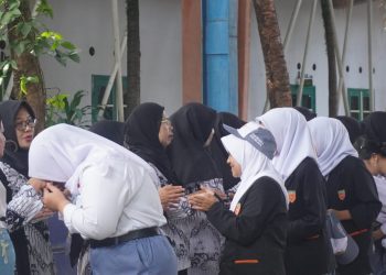 Pelaksanaan upacara Peringatan Hari Guru Nasional 2025 di SMKN 2 Malang berlangsung khidmat dan semakin lengkap dengan deretan prestasi yang diraih siswa. /Foto: Dok. SMKN 2 Malang