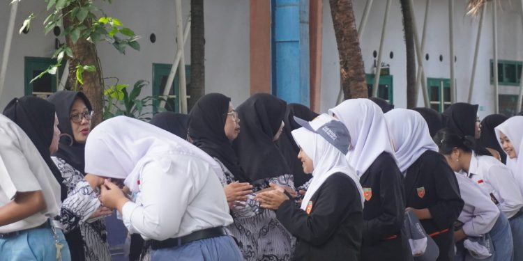 Pelaksanaan upacara Peringatan Hari Guru Nasional 2025 di SMKN 2 Malang berlangsung khidmat dan semakin lengkap dengan deretan prestasi yang diraih siswa. /Foto: Dok. SMKN 2 Malang