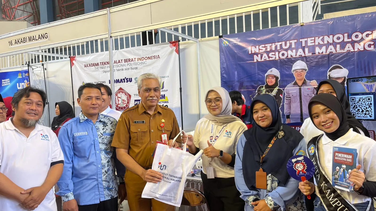 Kepala Dinas Pendidikan Kota Batu M. Chori saat berkunjung ke salah satu booth Expo Campus Edufair 2025. Foto: Azmy