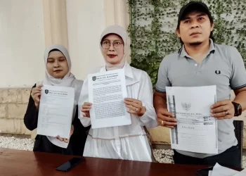Tatik Swartiatun (tengah) didampingi kuasa hukumnya memberikan pernyataan soal sengketa Sardo Swalayan. (Foto/M Sholeh)