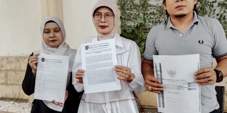 Tatik Swartiatun (tengah) didampingi kuasa hukumnya memberikan pernyataan soal sengketa Sardo Swalayan. (Foto/M Sholeh)