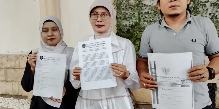 Tatik Swartiatun (tengah) didampingi kuasa hukumnya memberikan pernyataan soal sengketa Sardo Swalayan. (Foto/M Sholeh)