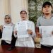 Tatik Swartiatun (tengah) didampingi kuasa hukumnya memberikan pernyataan soal sengketa Sardo Swalayan. (Foto/M Sholeh)
