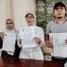 Tatik Swartiatun (tengah) didampingi kuasa hukumnya memberikan pernyataan soal sengketa Sardo Swalayan. (Foto/M Sholeh)