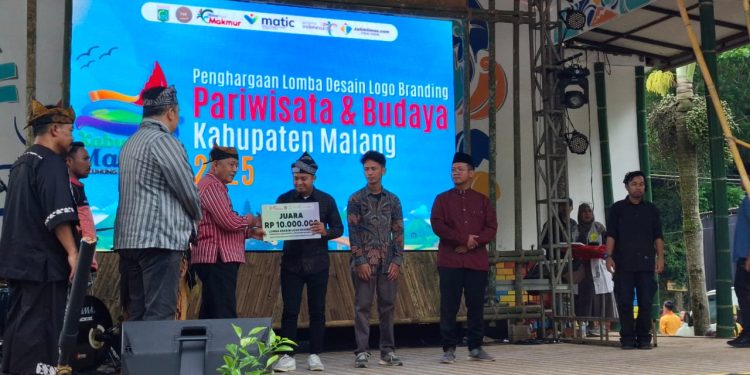 Amar Maruf Setya Bakti menerima apresiasi dari Bupati Malang, Sanusi. Foto: Aisyah Nawangsari Putri
