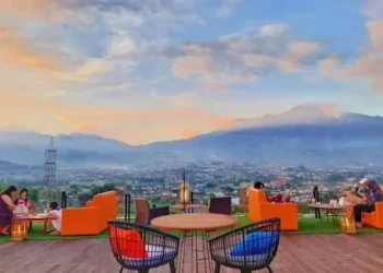 Rekomendasi cafe di Kota Batu dengan view skylight terbaik, tawarkan suasana unik dan pemandangan langit yang memukau. /Foto: Google Review Awang Awang Sky Lounge.
