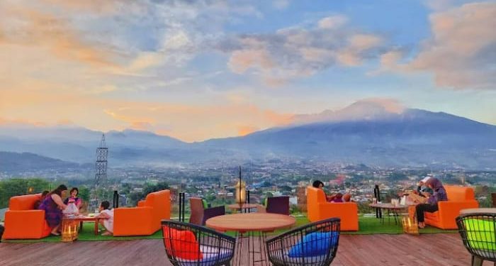 Rekomendasi cafe di Kota Batu dengan view skylight terbaik, tawarkan suasana unik dan pemandangan langit yang memukau. /Foto: Google Review Awang Awang Sky Lounge.