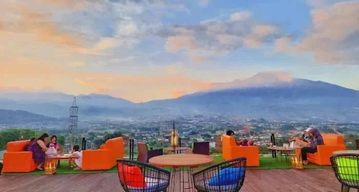 Rekomendasi cafe di Kota Batu dengan view skylight terbaik, tawarkan suasana unik dan pemandangan langit yang memukau. /Foto: Google Review Awang Awang Sky Lounge.