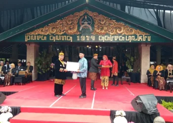 Bupati Malang, Sanusi serahkan laptop secara simbolis kepada desa taat pajak. Foto: Aisyah Nawangsari Putri