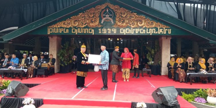 Bupati Malang, Sanusi serahkan laptop secara simbolis kepada desa taat pajak. Foto: Aisyah Nawangsari Putri