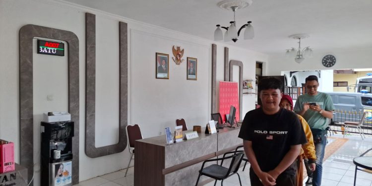 Korban pengeroyokan saat datang ke Mapolsek Batu untuk diperiksa sebelum pulang usai perawatan medis. Foto: Azmy