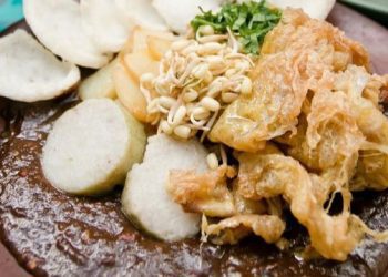 Rekomendasi tahu tek di Malang yang enak dan legendaris dengan bumbu kacang khas yang menggugah selera. /Foto: Pinterest/Widya.