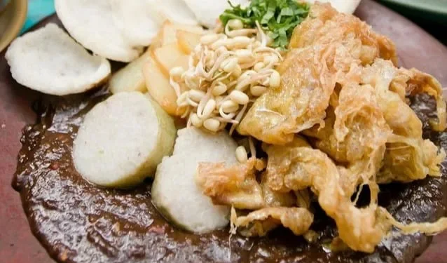 Rekomendasi tahu tek di Malang yang enak dan legendaris dengan bumbu kacang khas yang menggugah selera. /Foto: Pinterest/Widya.
