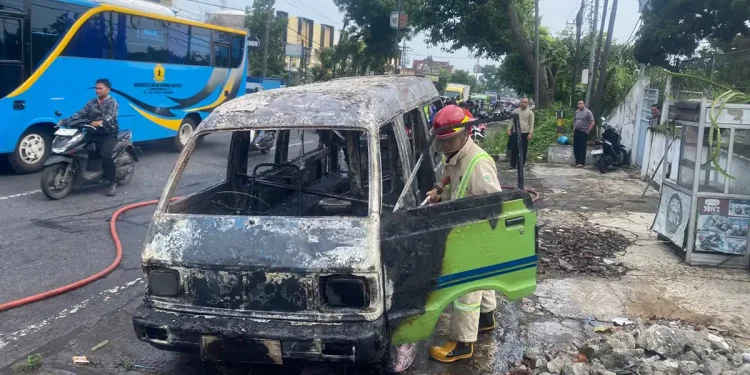 Kebakaran Angkot di Lawang