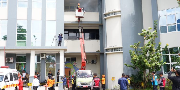 Suasana simulasi penanganan bencana gempa bumi di Balai Kota Among Tani Kota Batu. Foto: Prokopim KWB
