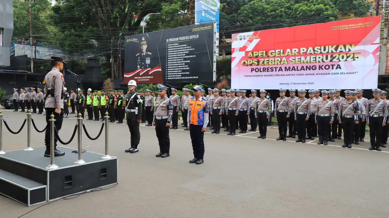 Wakapolresta Malang Kota, ALBP Oskar Syamsuddin memimpin apel gelar pasukan Operasi Zebra Semeru 2025 (dok. Humas Polresta Malang Kota)
