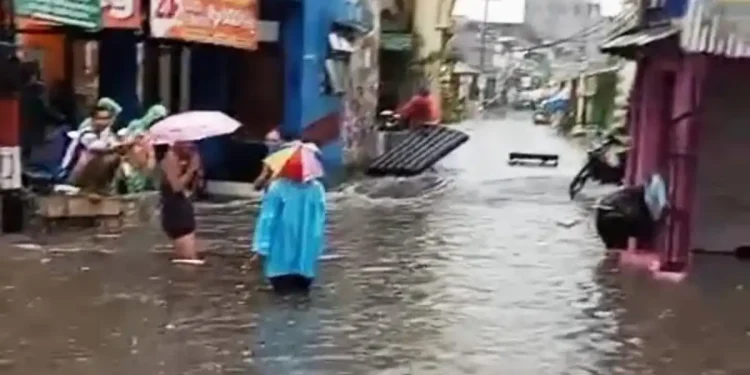 banjir di kota malang - Hujan Lebat Picu 16 Titik Banjir di Kota Malang