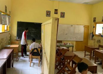 Kelas V dan VI di SDN 6 Sumberpetung hanya dipisahkan oleh triplek. Foto: Irham Thoriq