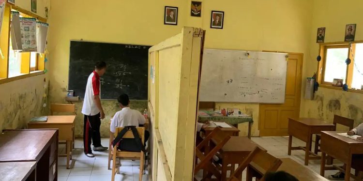 Kelas V dan VI di SDN 6 Sumberpetung hanya dipisahkan oleh triplek. Foto: Irham Thoriq