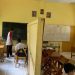 Kelas V dan VI di SDN 6 Sumberpetung hanya dipisahkan oleh triplek. Foto: Irham Thoriq