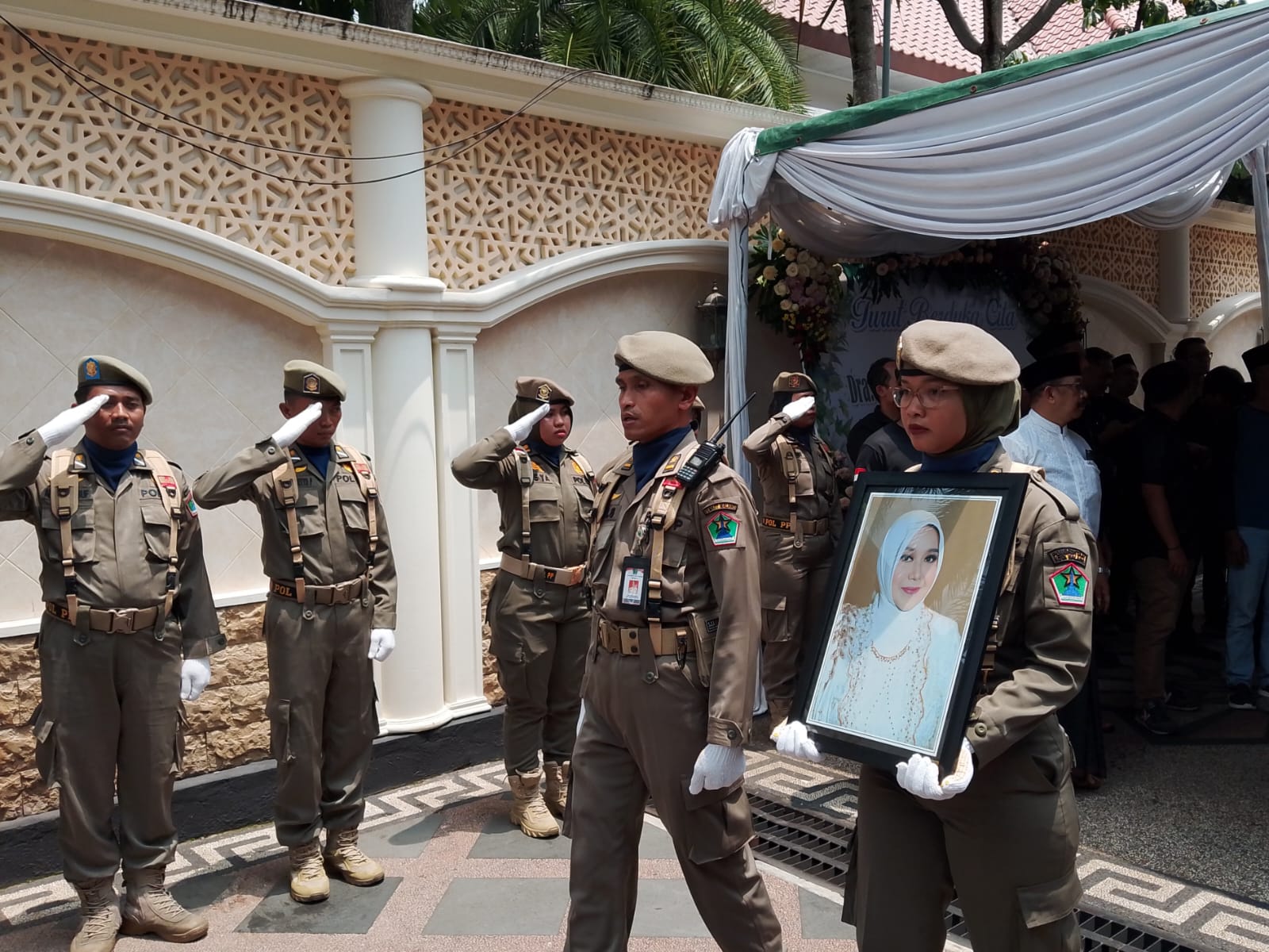 Prosesi pelepasan jenazah Istri Wali Kota Malang, Hj Hanik Andriani Wahyu Hidayat di rumah duka. (Foto/M Sholeh)