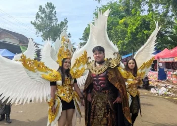 Kostum Viedha Project dengan tema Legenda Garuda Wisnu Kencana di gelaran Pesona Gondanglegi 2005. /Foto: Muhammad Jazuli.