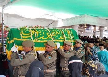 Wali Kota Malang, Wahyu Hidayat tertunduk lesu mengantar kepergian sang istri. (Foto/M Sholeh)