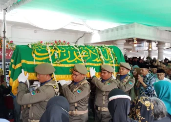 Wali Kota Malang, Wahyu Hidayat tertunduk lesu mengantar kepergian sang istri. (Foto/M Sholeh)