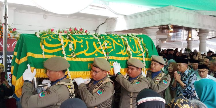Wali Kota Malang, Wahyu Hidayat tertunduk lesu mengantar kepergian sang istri. (Foto/M Sholeh)