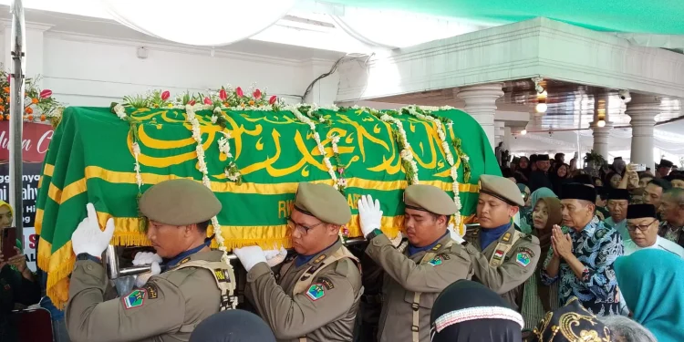 Wali Kota Malang, Wahyu Hidayat tertunduk lesu mengantar kepergian sang istri. (Foto/M Sholeh)