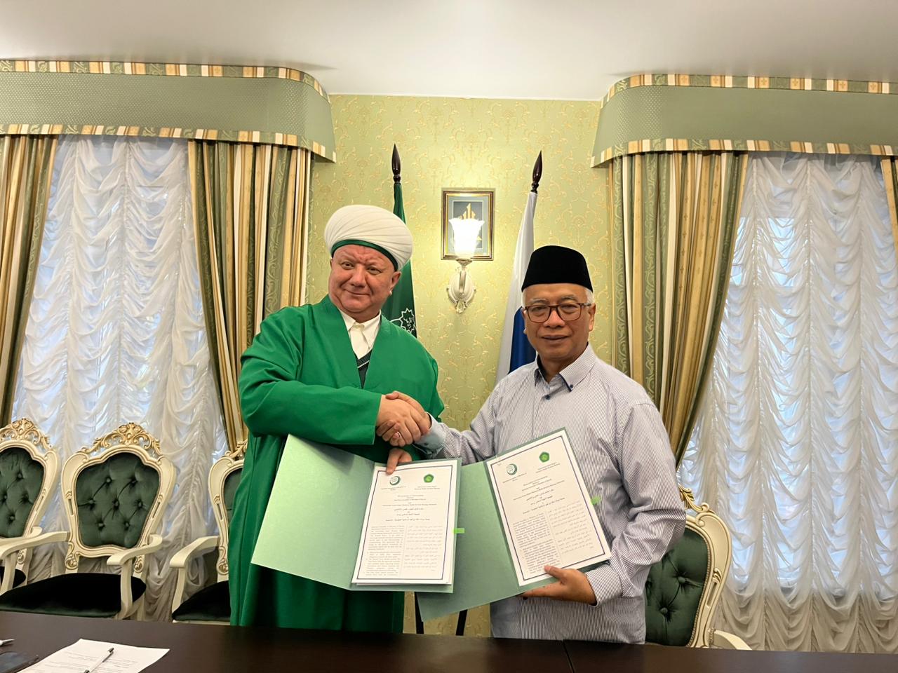 Dr Isroqunnajah MAg perwakilan UIN Malang teken MoU bersama Mufti Moskow, Albir Krganov. Foto/dok. UIN Malang