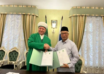 Dr Isroqunnajah MAg bersama Albir Krganov. Foto/dok UIN Malang
