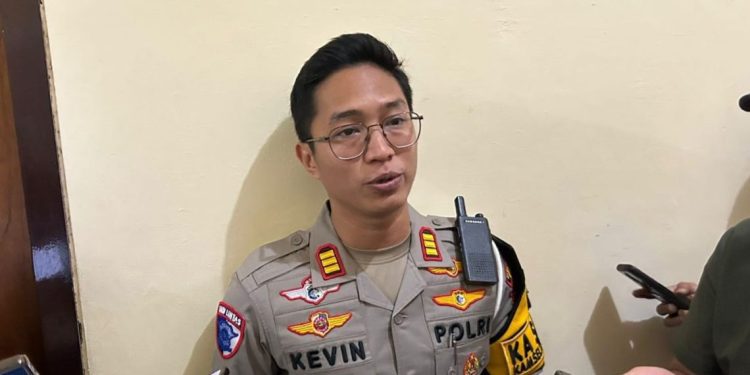 Kasat Lantas Polres Batu AKP Kevin Ibrahim menjelaskan data kecelakaan. Foto: Azmy