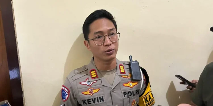 Kasat Lantas Polres Batu AKP Kevin Ibrahim menjelaskan data kecelakaan. Foto: Azmy